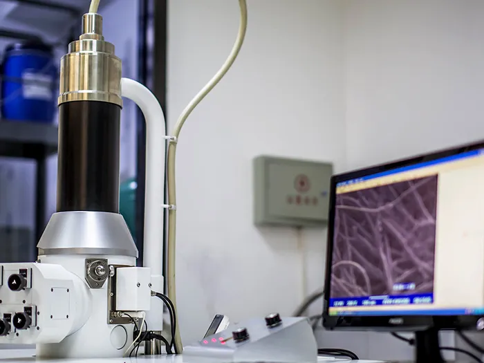 A machine is testing the fiber distribution structure of the filter material.