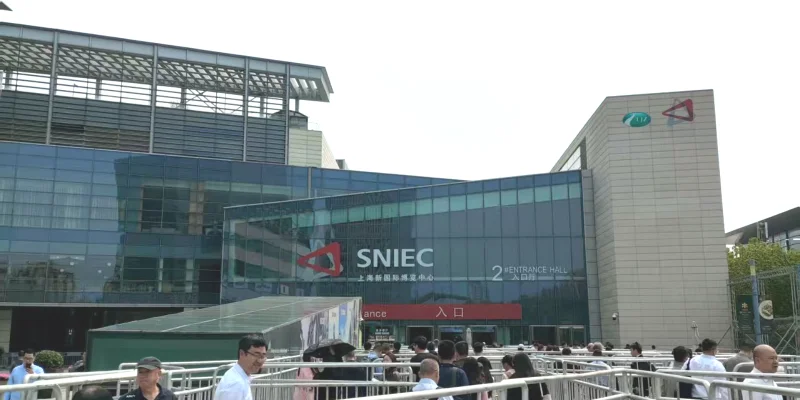 Many people queuing to enter the exhibition hall