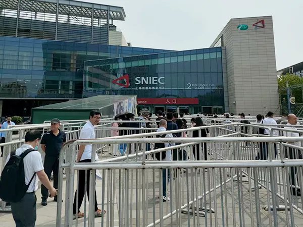 Many people queuing to enter the exhibition hall